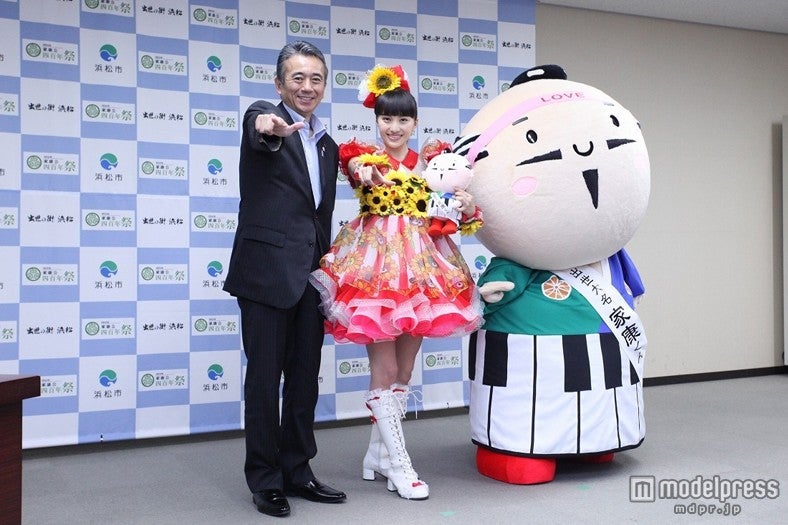 （左から）鈴木康友浜松市長、百田夏菜子