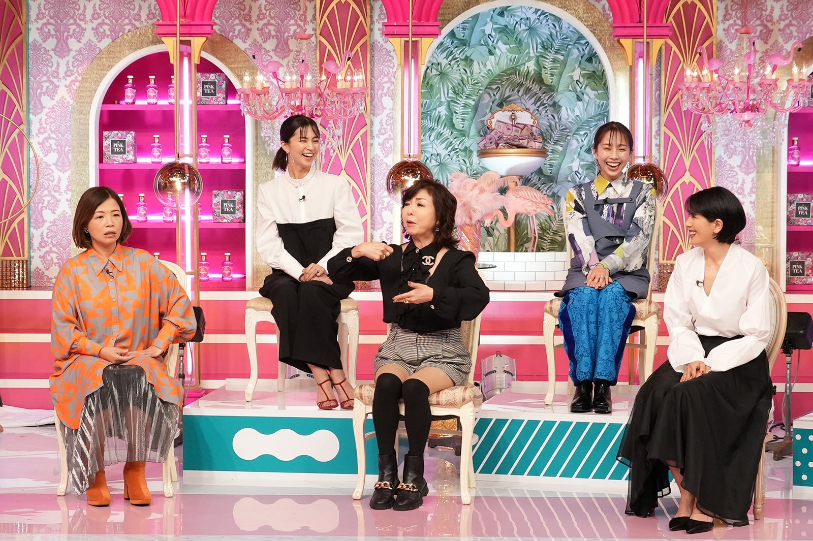 （前列左から）大久保佳代子、モモコ、長谷川理恵（後列左から）安田美沙子、鈴木あきえ（C）日本テレビ