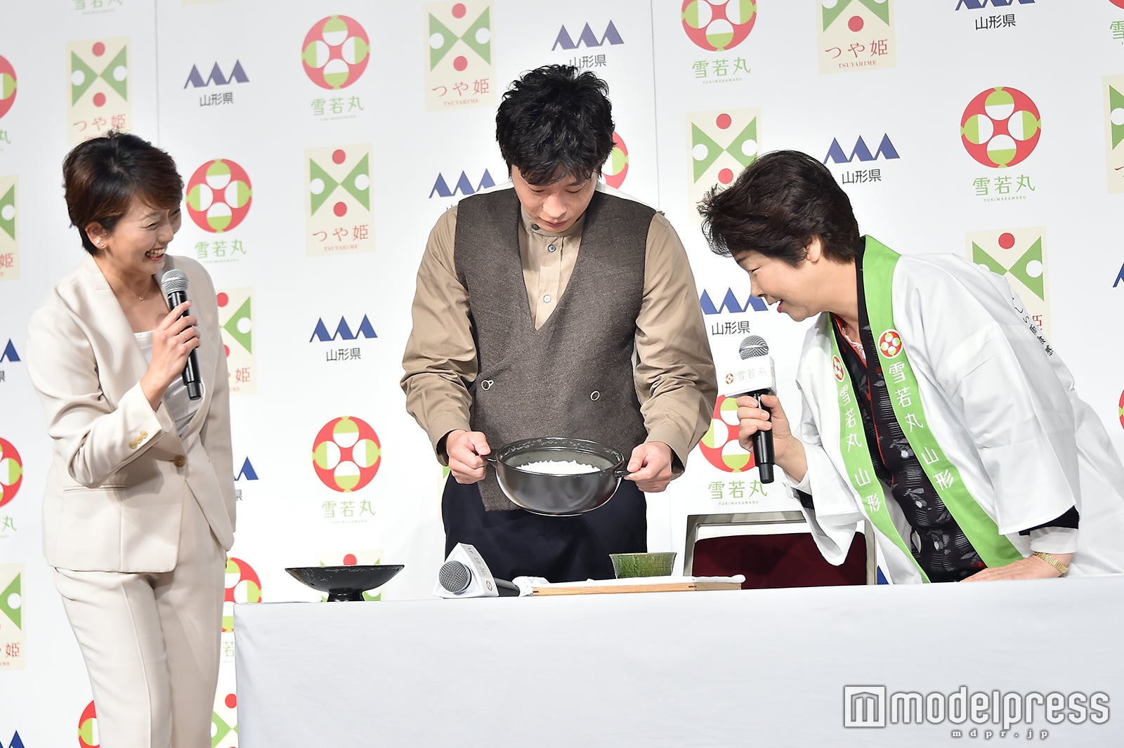 土鍋で炊かれたアツアツな米をみんなに見せる田中圭（C）モデルプレス