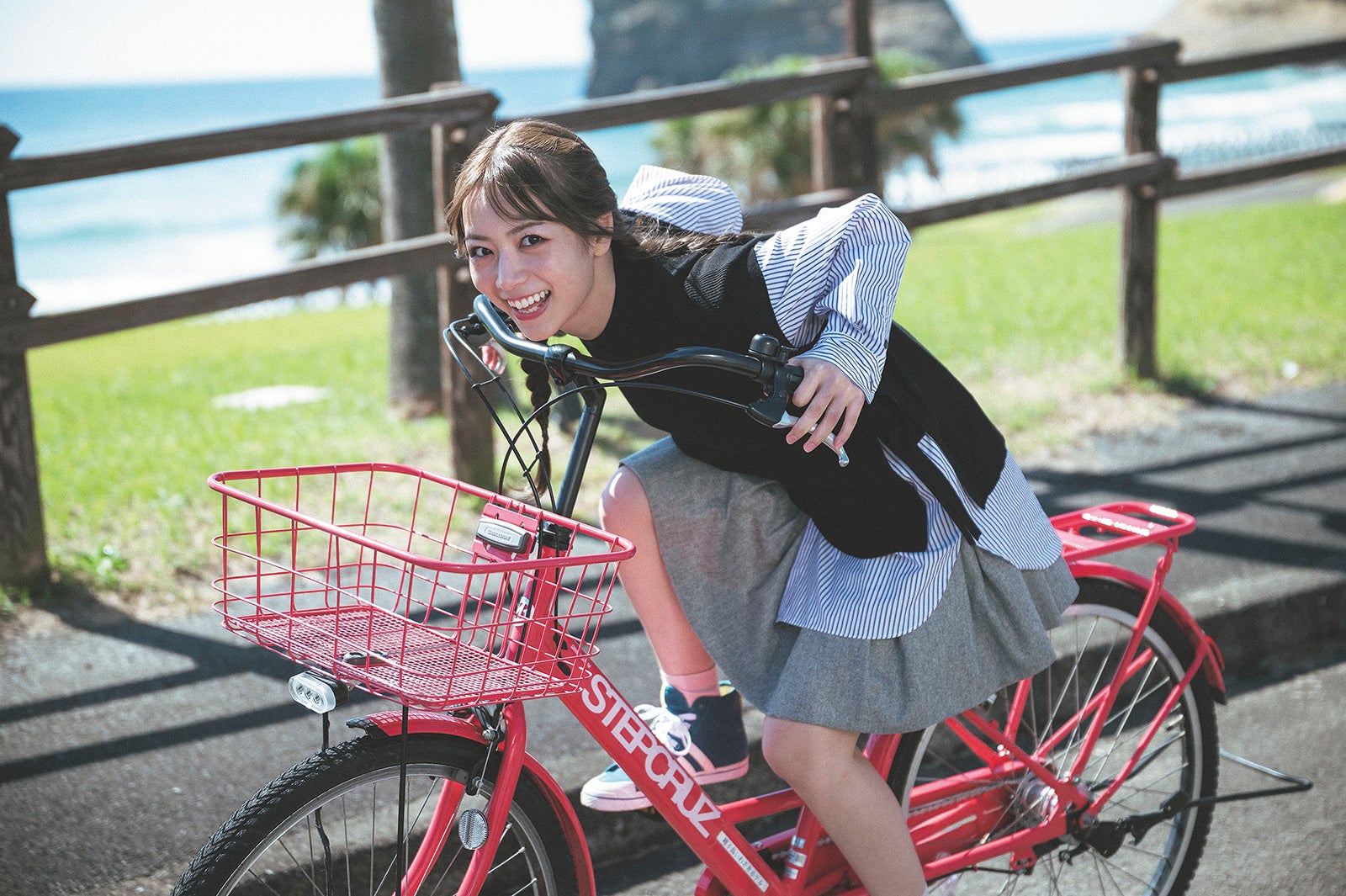 乃木坂46北野日奈子、種子島で「走れ！Bicycle」 笑顔の写真集先行カット公開＜希望の方角＞