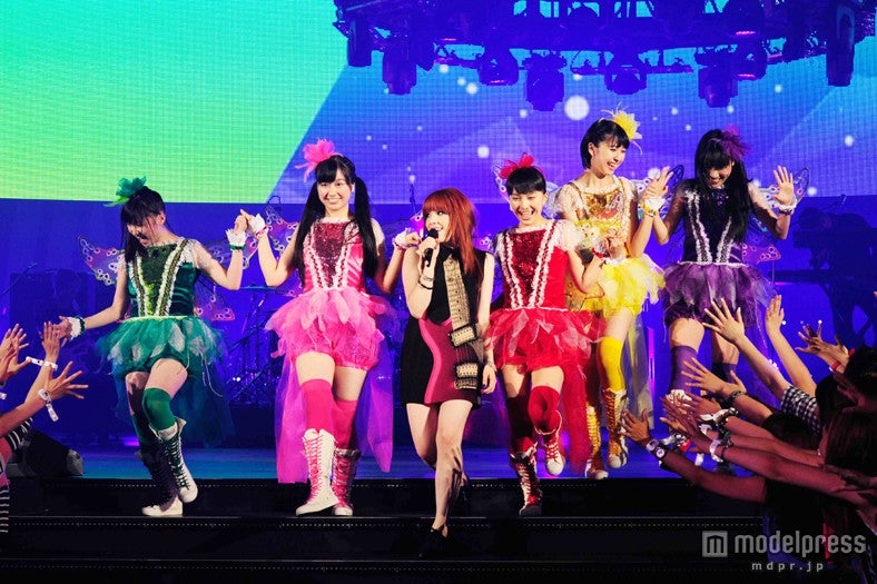 スペシャルパフォーマンスを披露したももいろクローバーZとカーリー・レイ・ジェプセン（左から3番目）／写真提供：MTV JAPAN
