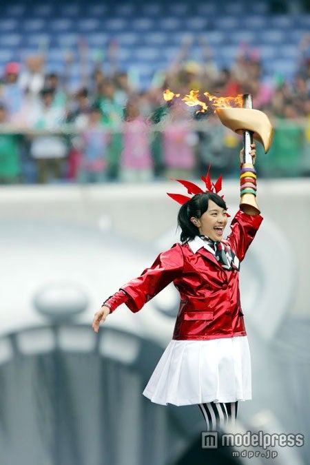 開幕式では百田夏菜子が聖火台に火を灯した。（Photo by 上飯坂一+Z）