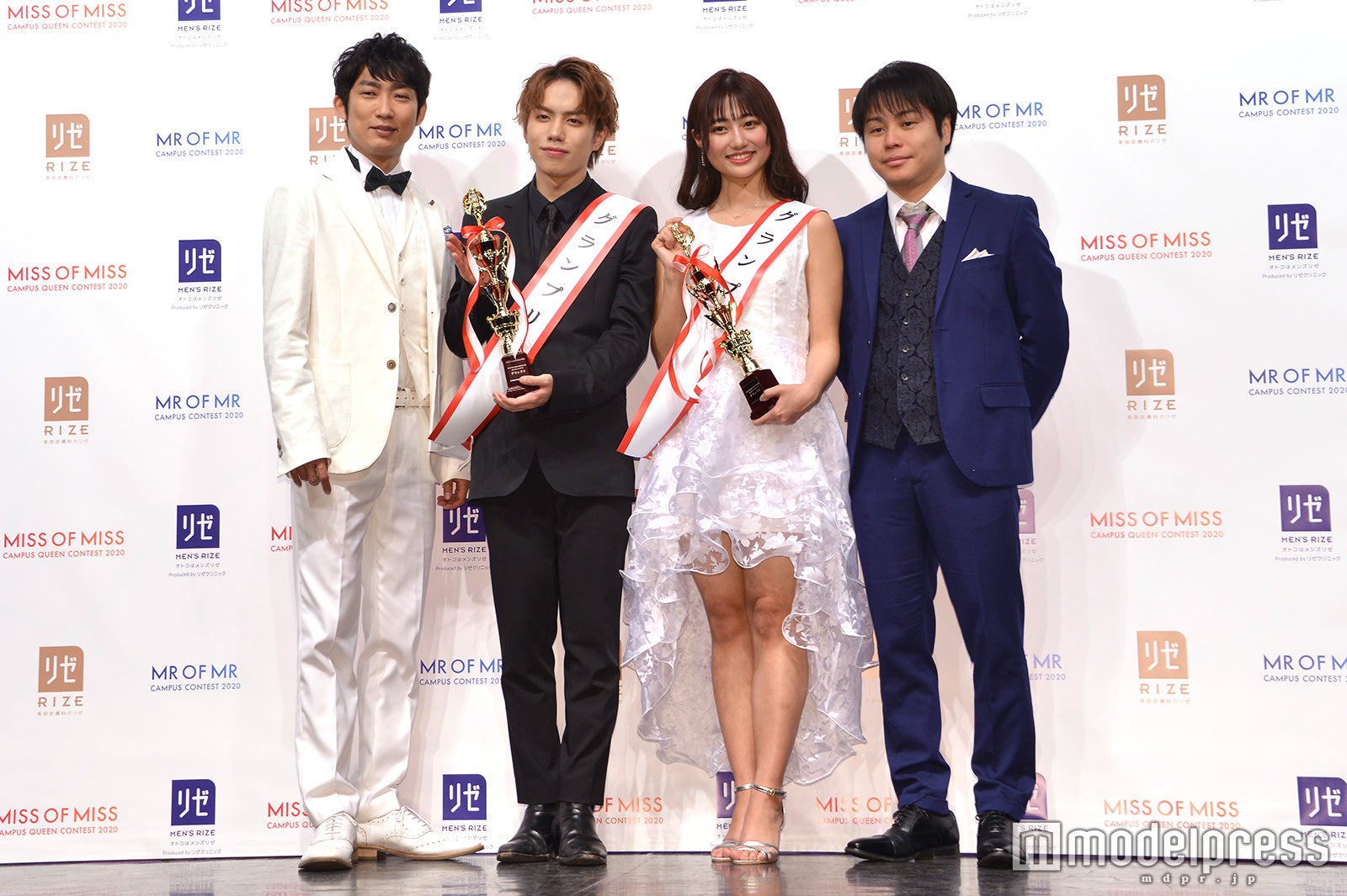 （左から）石田明、一光希さん、西脇萌さん、井上裕介（C）モデルプレス