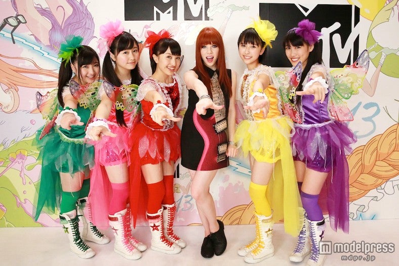 国際的音楽授賞式「MTV VIDEO MUSIC AWARDS JAPAN 2013」にて、スペシャルパフォーマンスを披露したももいろクローバーＺとカーリー・レイ・ジェプセン（左から4番目）