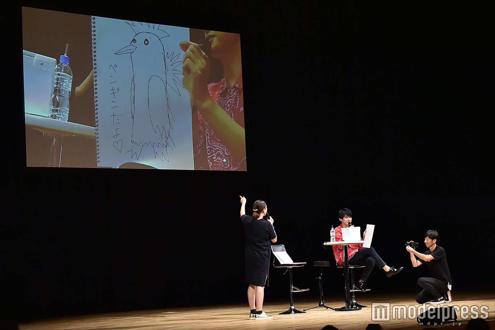 クセの強いペンギンを描きあげた吉沢亮「何だろう……普通にヘタ」（C）モデルプレス