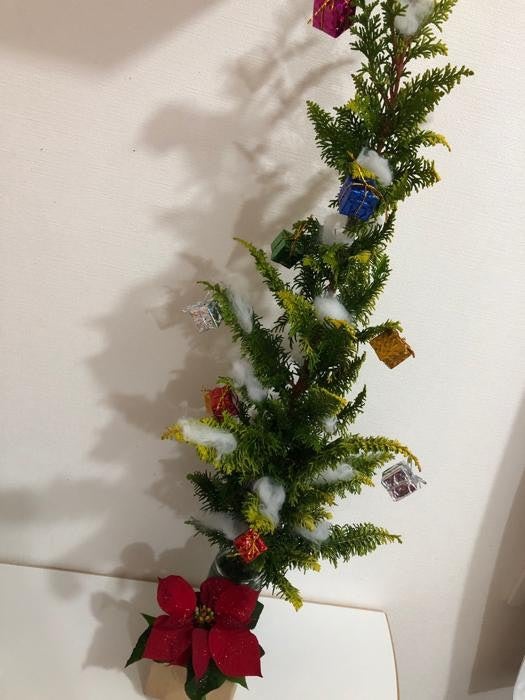 平野ノラ、肩パットを活用したクリスマスツリーを公開「総額500円」