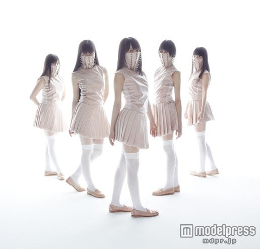 ももいろクローバーZの2ndアルバム「5TH DIMENSION」ビジュアル第1形態／ Photo： Kenshu Shintsubo