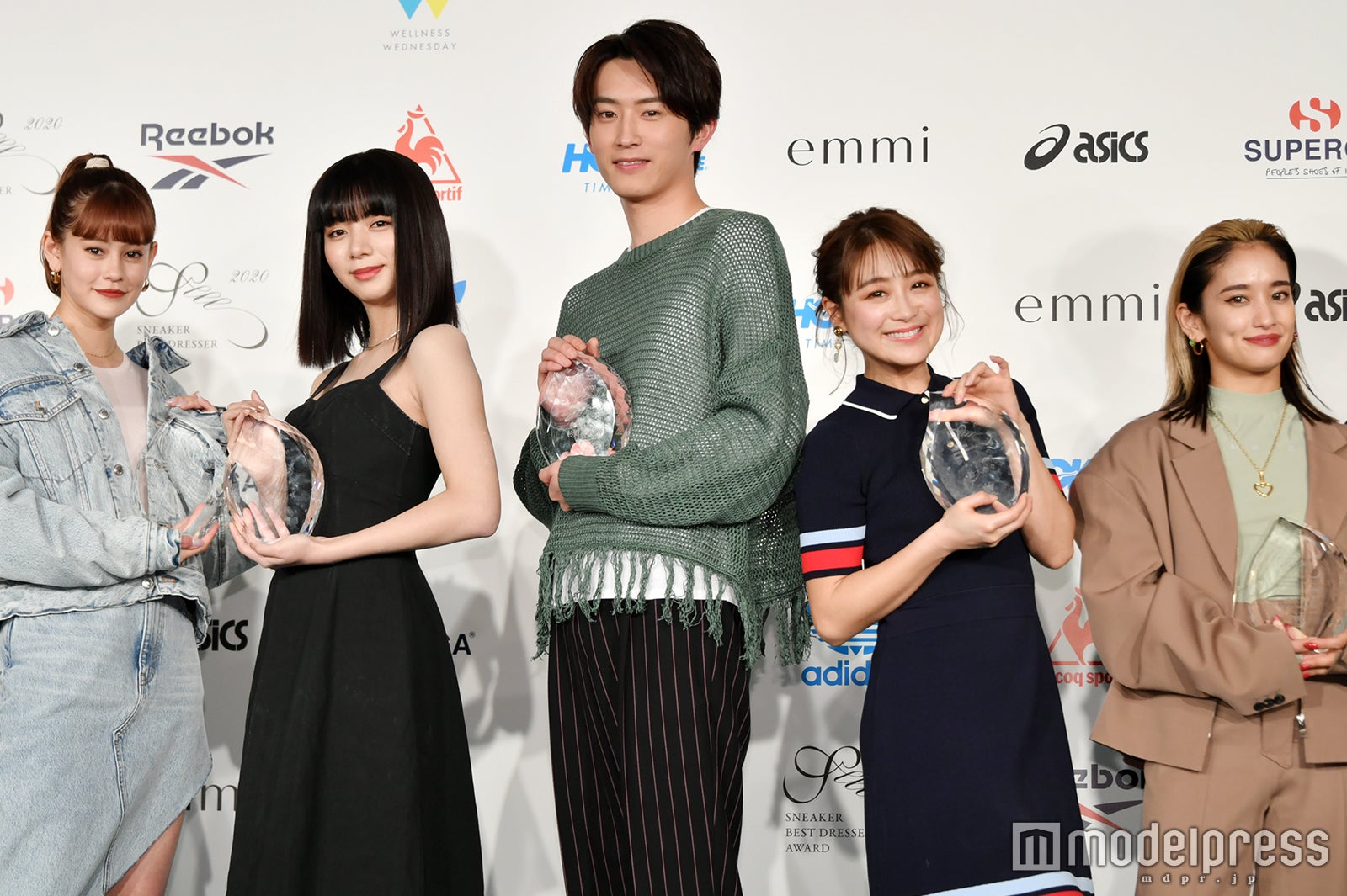 「スニーカーベストドレッサー賞 2020」を受賞した（左から）emma、池田エライザ、杉野遥亮、鈴木奈々、YURINO（C）モデルプレス