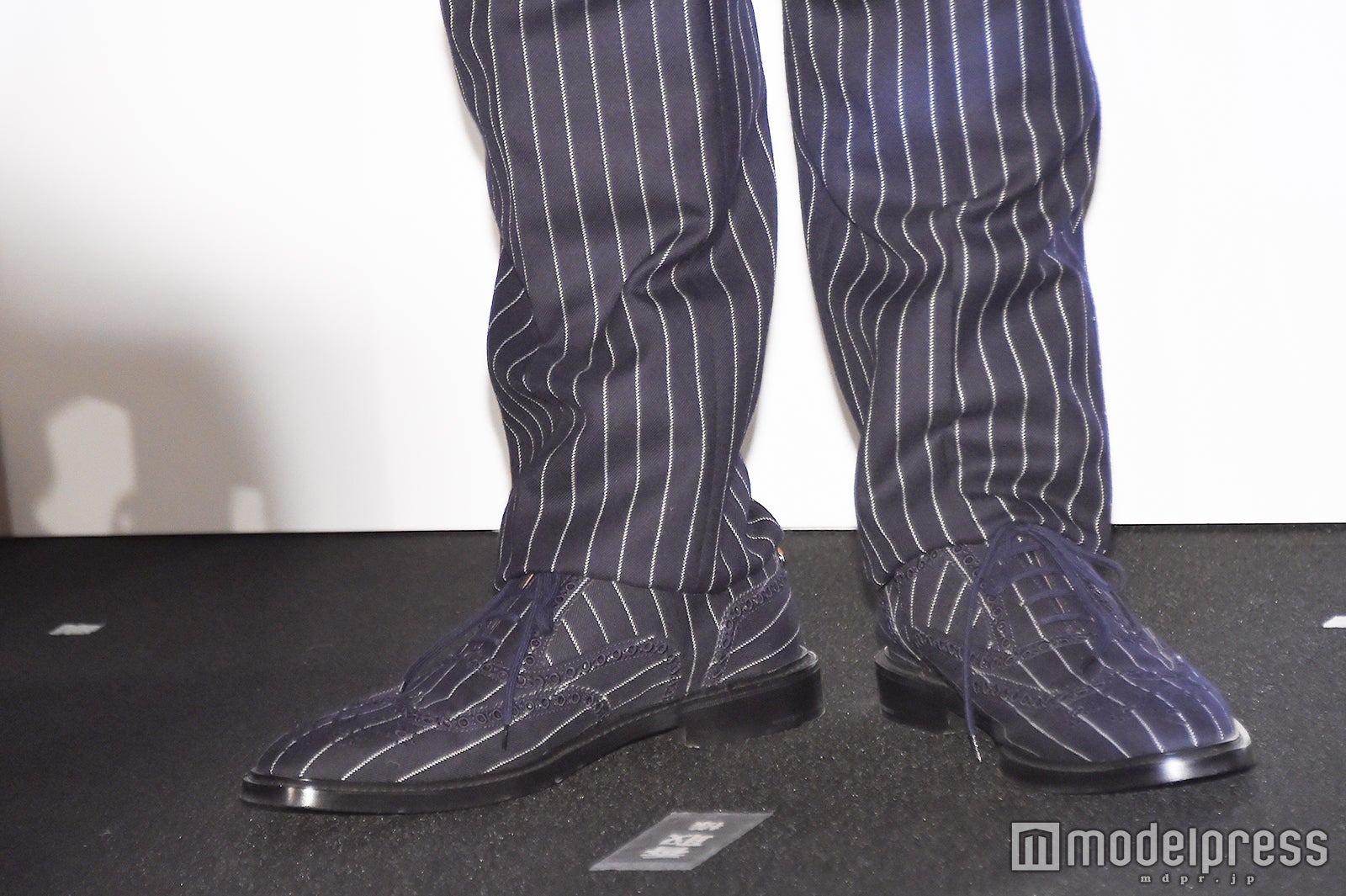 香取慎吾の足元／パンツと靴を同デザインで統一 （C）モデルプレス