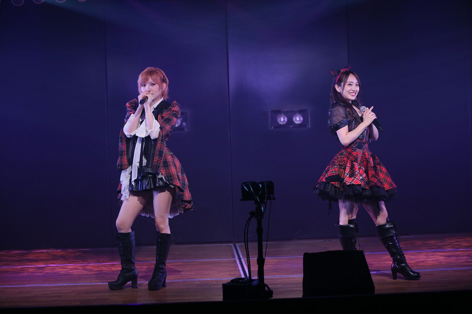 AKB48、劇場公演を再開　向井地美音＆岡田奈々が距離保ってパフォーマンス