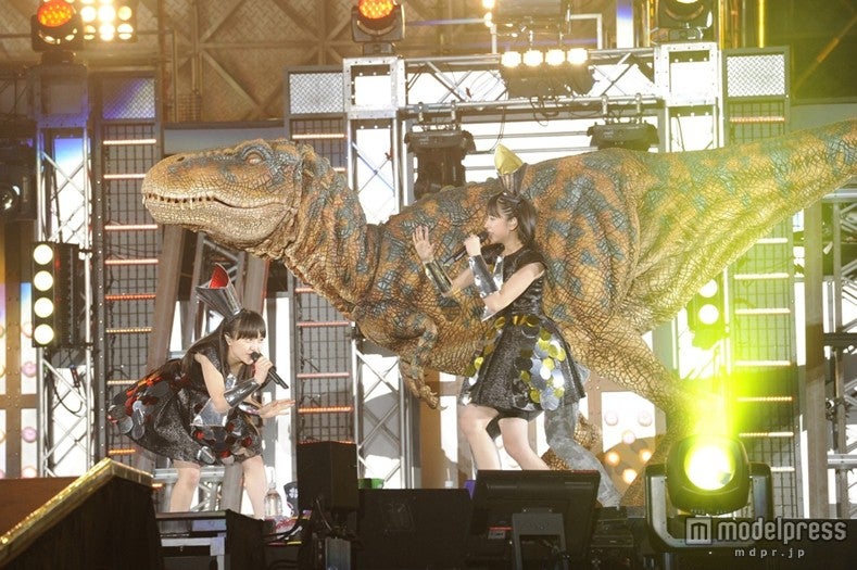 迫力の恐竜セットと共に「上球物語 -Carpe diem-」も披露された／photo by Hajime Kamiiisaka