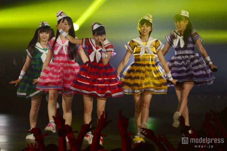 電飾が光るド派手衣装で登場したももいろクローバーZ（左から有安杏果、佐々木彩夏、百田夏菜子、玉井詩織、高城れに）／写真提供：MTV JAPAN