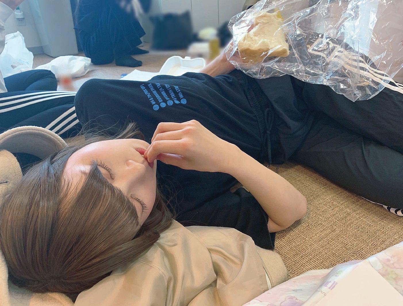 パンを食べながら寝てしまった加藤史帆／提供写真