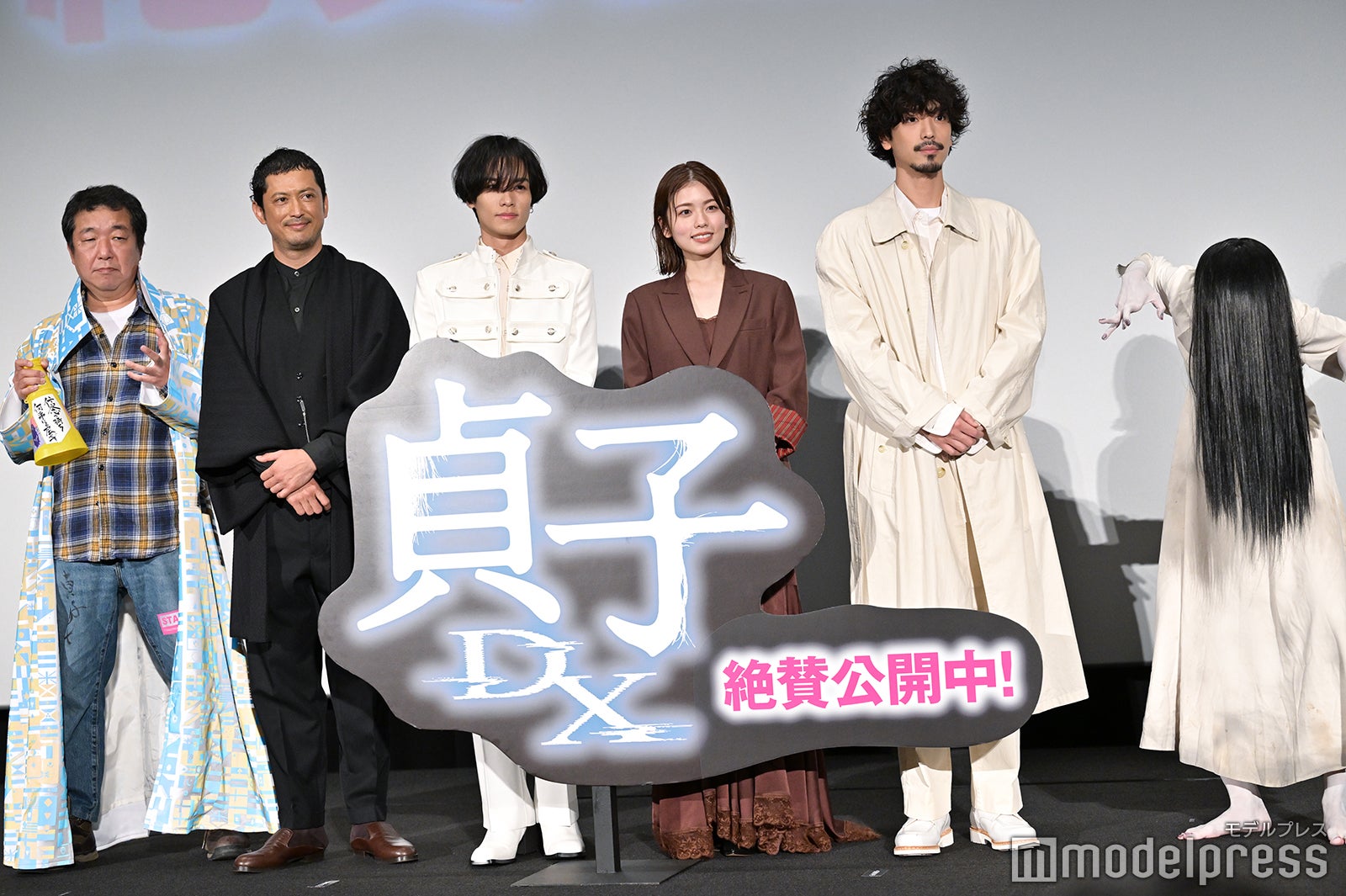 （左から）木村ひさし監督、池内博之、川村壱馬、小芝風花、黒羽麻璃央、貞子（C）モデルプレス